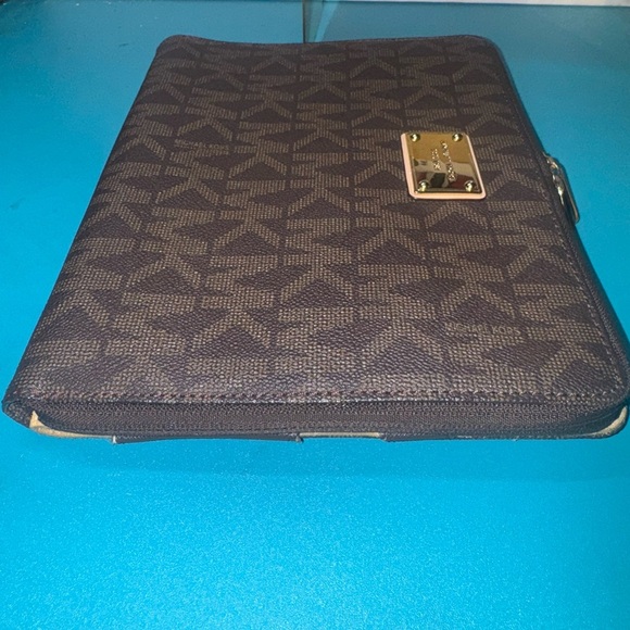 Michael Kors IPAD Cover w/ Zipper Compartment - Picture 10 of 16